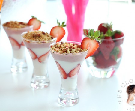 The Global Girl Raw Vegan Recipes: Vegan Strawberry Yogurt with goji berry crumble. This healthy recipe is 100% raw, dairy-free, gluten-free, oil-free and with no processed sugars.
